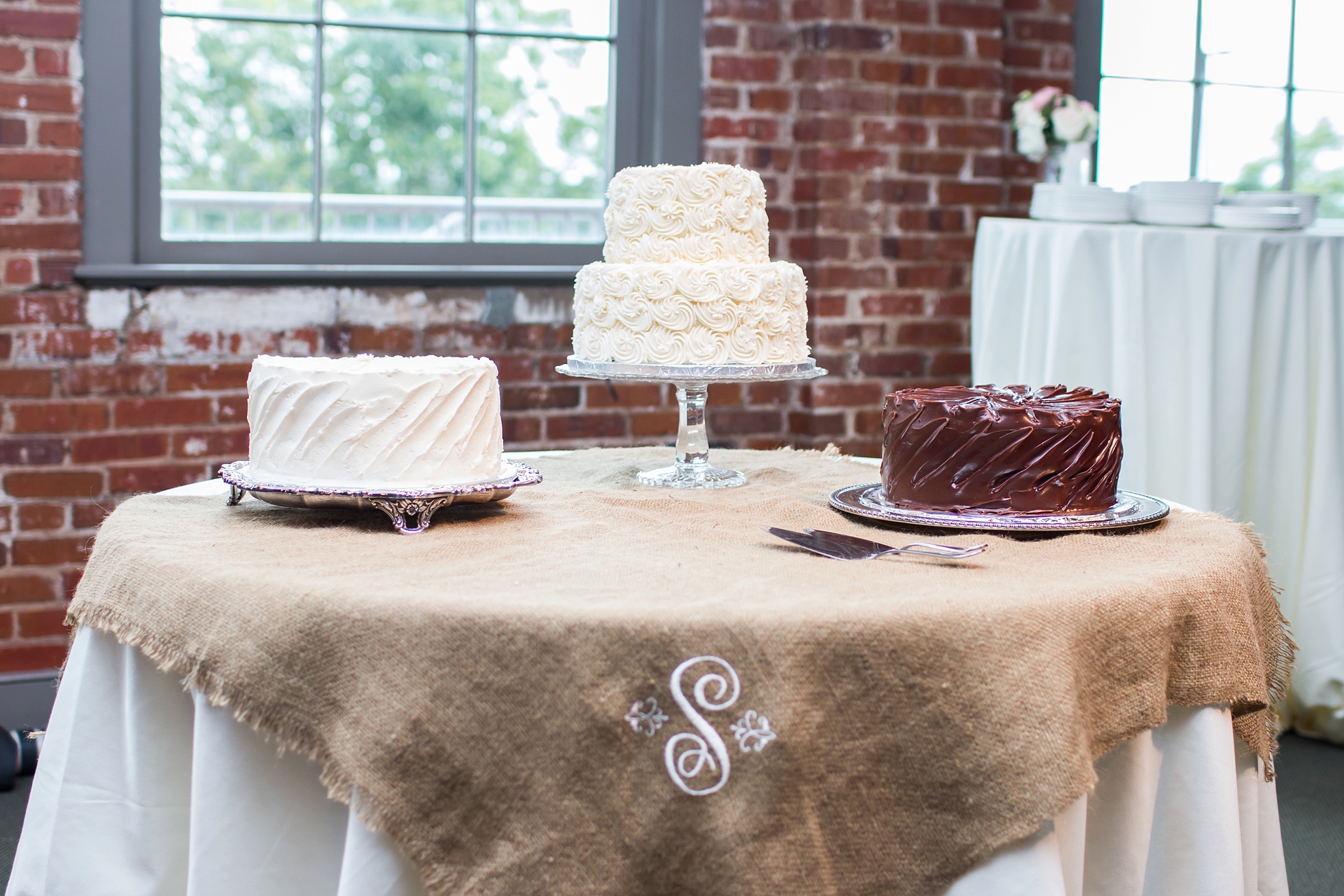 wedding cakes classic center