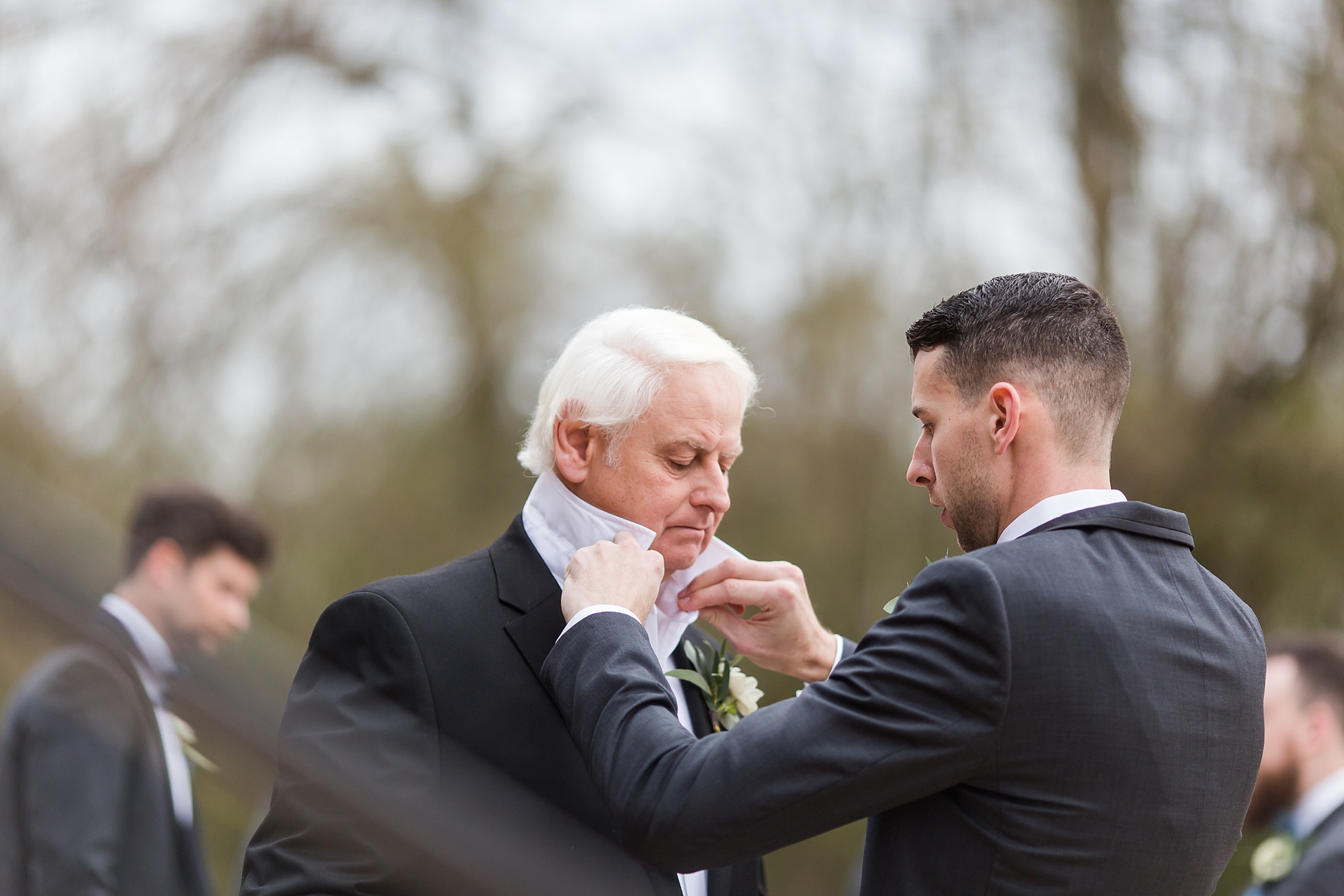 candid family wedding moments