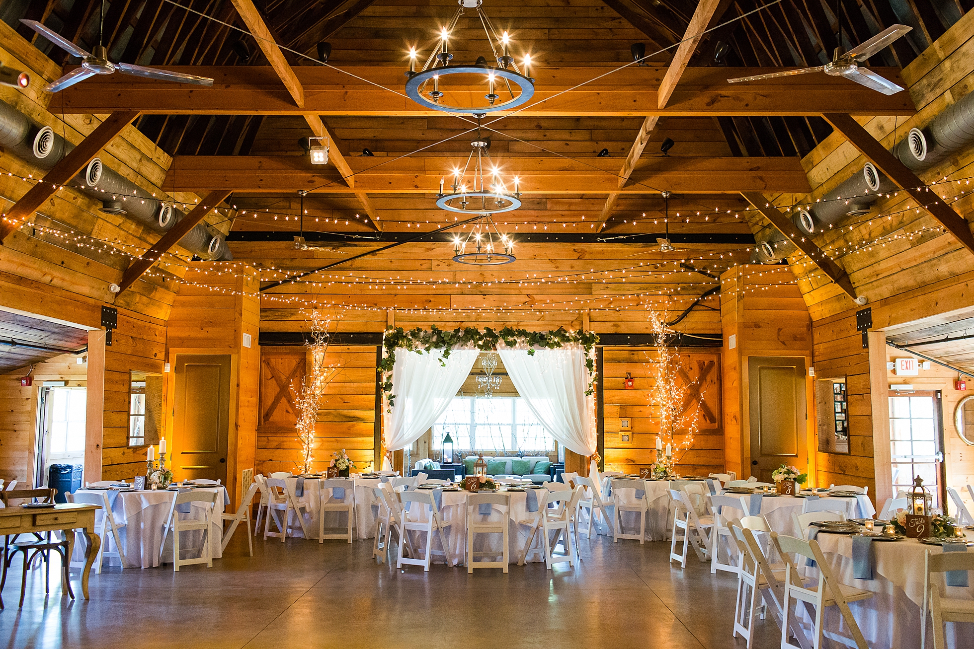9 oaks farm wedding decor barn